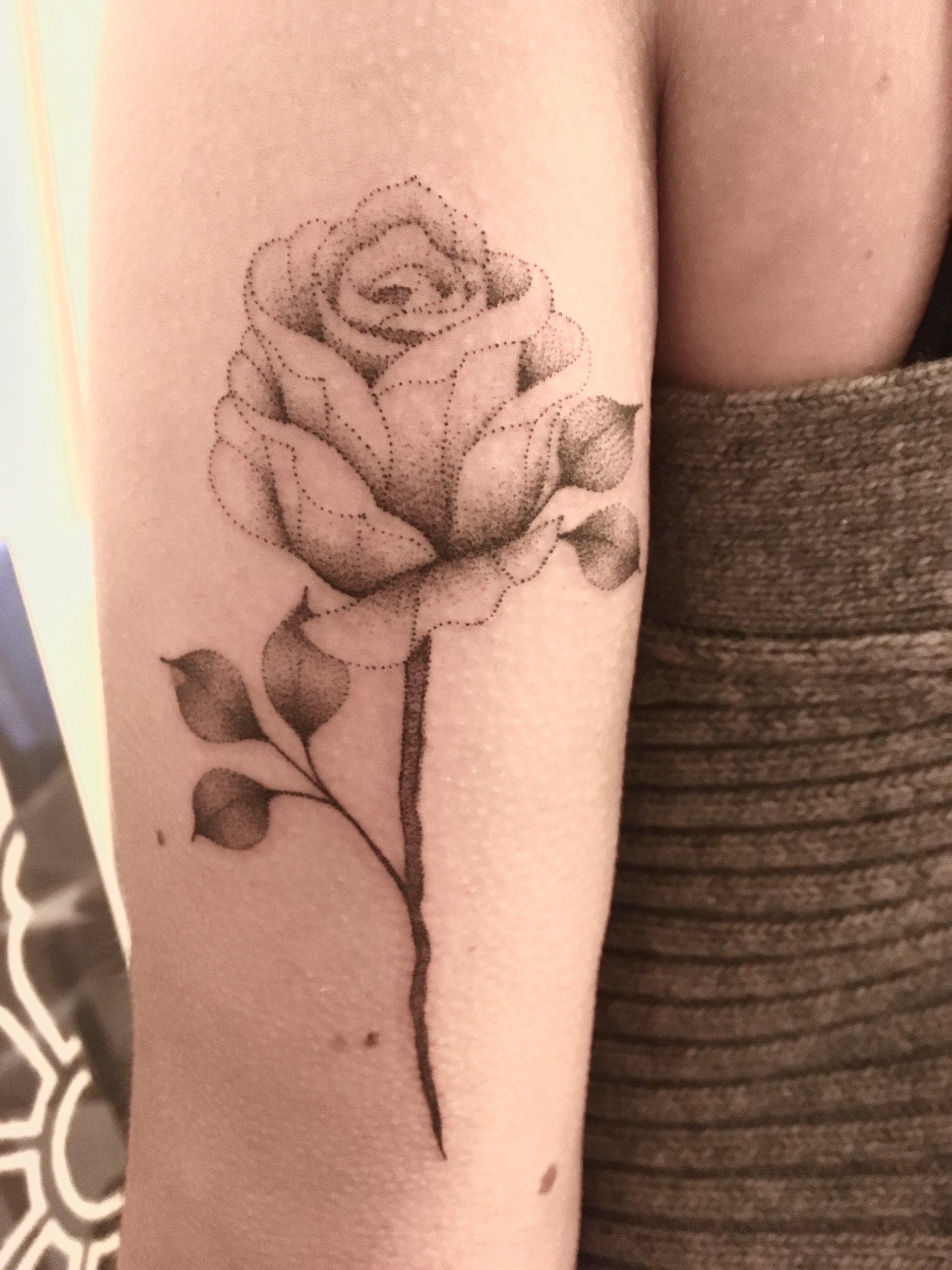 Un tatouage d'une rose en travail de points