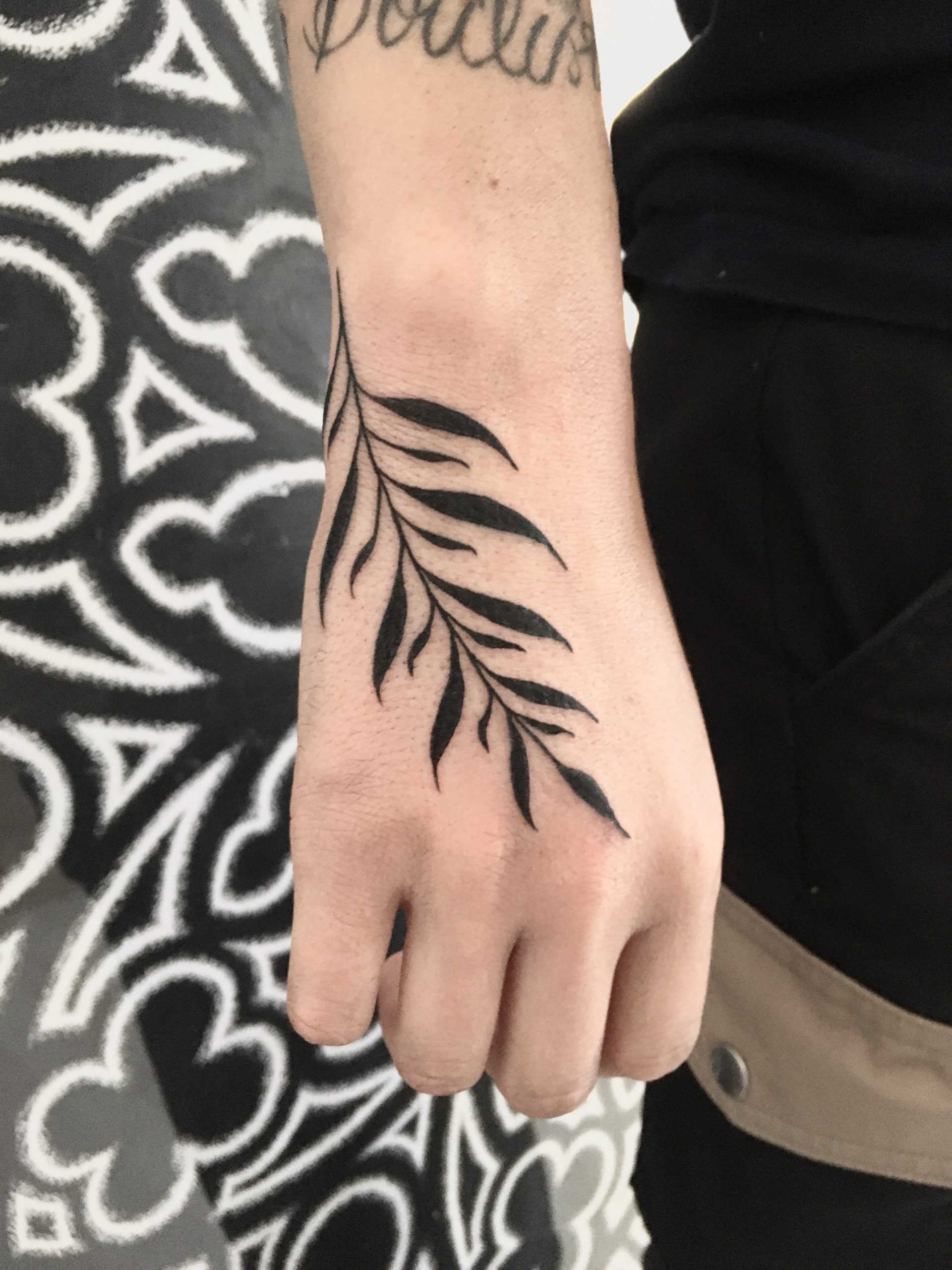 Un tatouage d'une feuille sur la main
