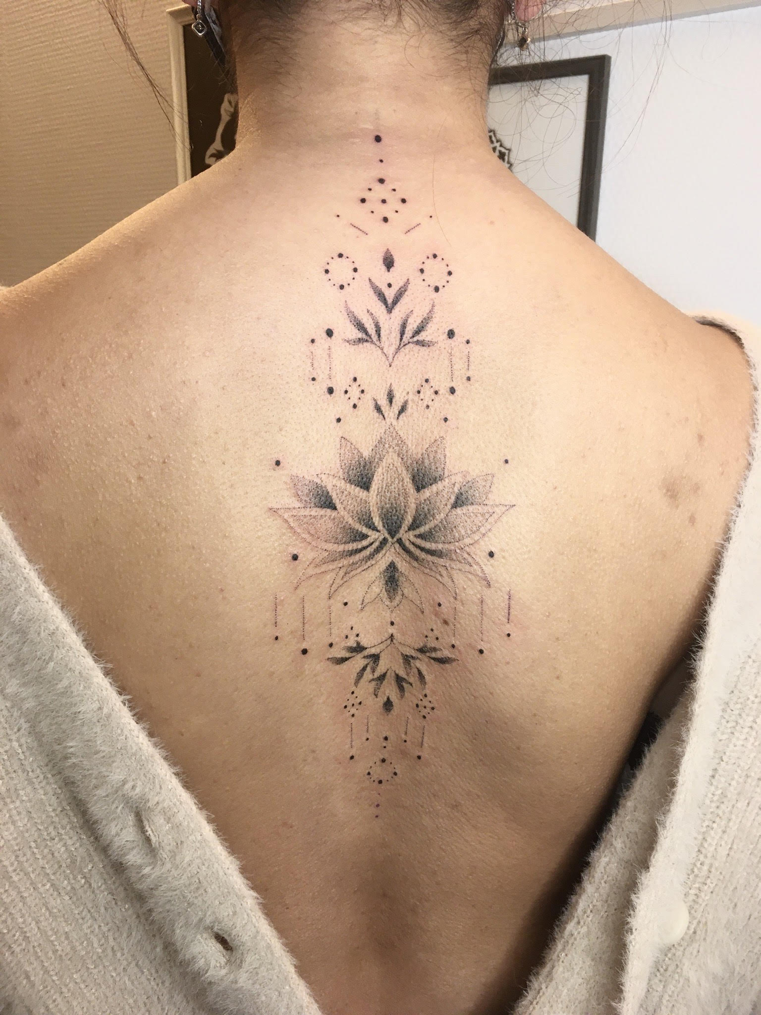 Un tatouage de motifs ornementaux en travail de points dans le dos